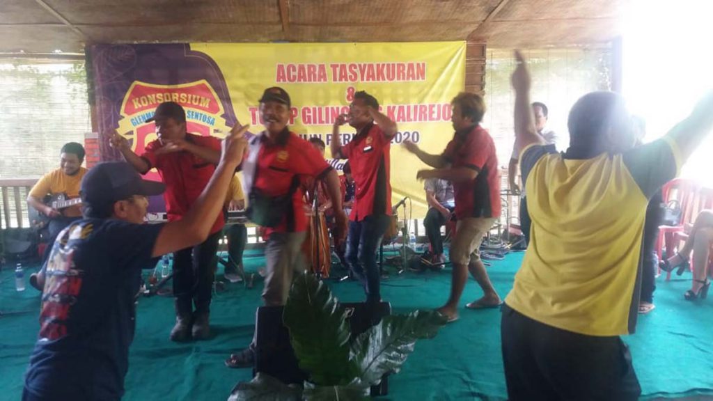 Sopir truk pengangkut tebu dari PTPN 12 Kebun Kalirejo tampak meluapkan kegembiraan dan berjoget bersama artis Banyuwangi
