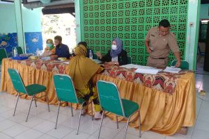 Suasana penerima bantuan modal kerja di Jangkar - Ratusan Pedagang Terima Bantuan Modal Kerja dari Disperdagin