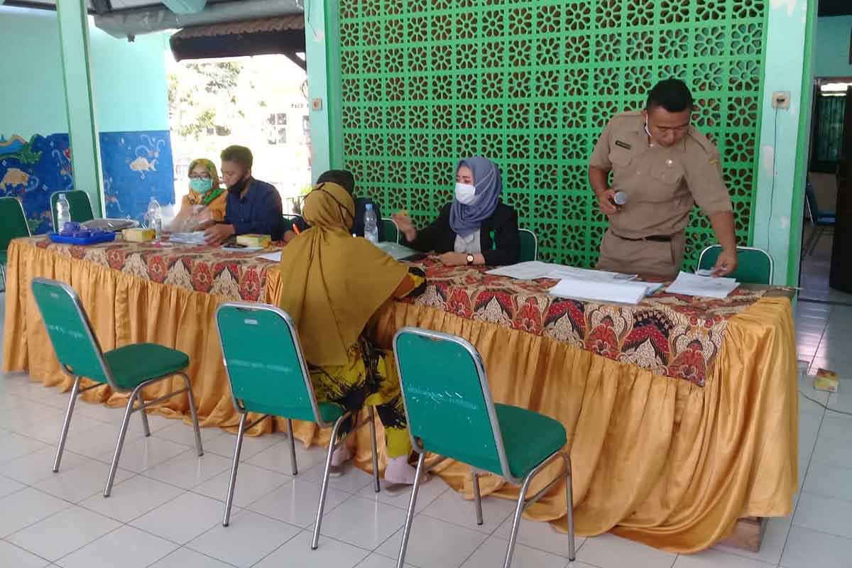 Suasana penerima bantuan modal kerja di Jangkar - Ratusan Pedagang Terima Bantuan Modal Kerja dari Disperdagin