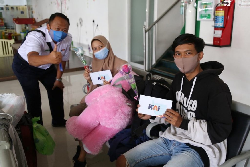Suprapto bagikan masker dan souvernir gratis kepada penumpang