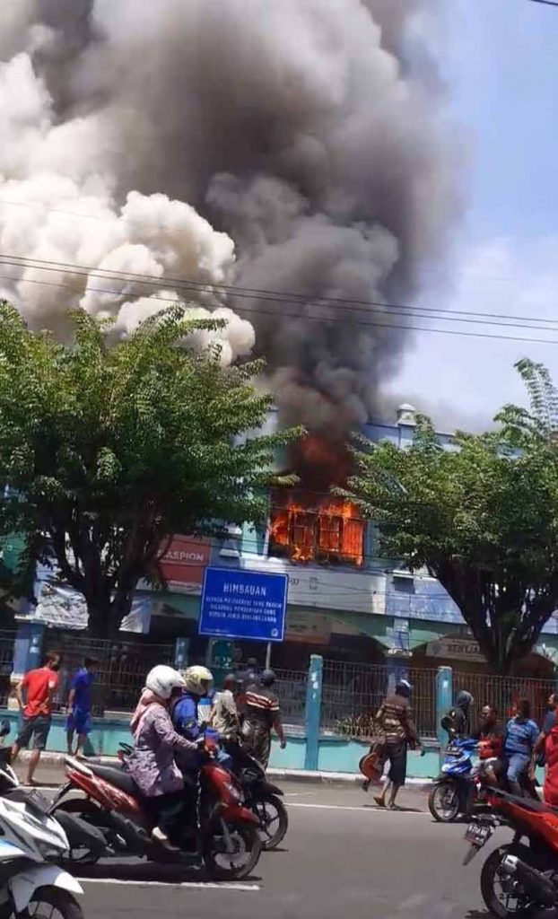 TERBAKAR - Sebanyak empat ruko dua lantai di Pasar Larangan, Kecamatan Candi, Sidoarjo ludes terbakar, Selasa (10/11/2020)