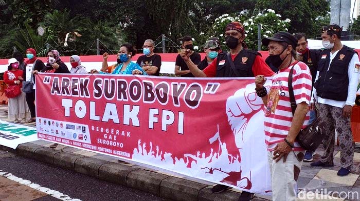 TOLAK : Demo itu digelar oleh Aliansi Cinta NKRI - Aksi Tolak HRS Berakhir Ricuh