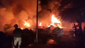 Tampak Team Pemadam Kebakaran Lakukan Proses Pemadaman - 37 Los Pasar Loak Ludes Terbakar