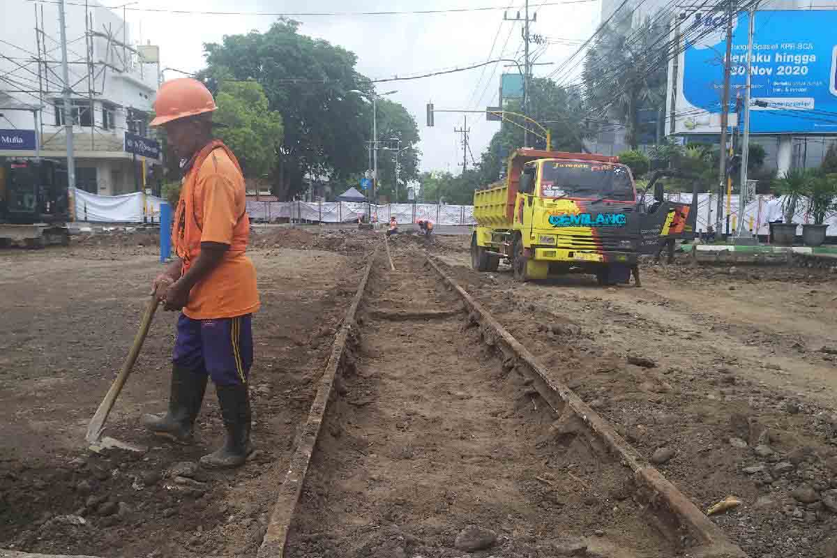 Temuan rel trem di area pembangunan koridor Kayutangan Heritage - Menelusuri Temuan Sejarah Rel Trem Kayutangan