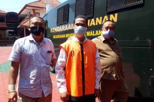 Tersangka Ekf alias Gowang usai jalani sidang tuntutan - Diduga Setubuhi Anak Kandung Dituntut 19 Tahun