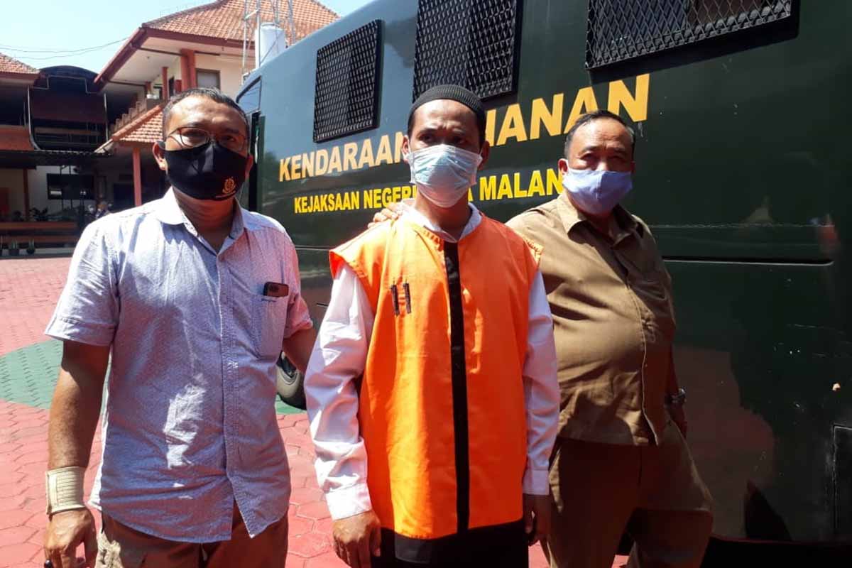 Tersangka Ekf alias Gowang usai jalani sidang tuntutan - Diduga Setubuhi Anak Kandung Dituntut 19 Tahun