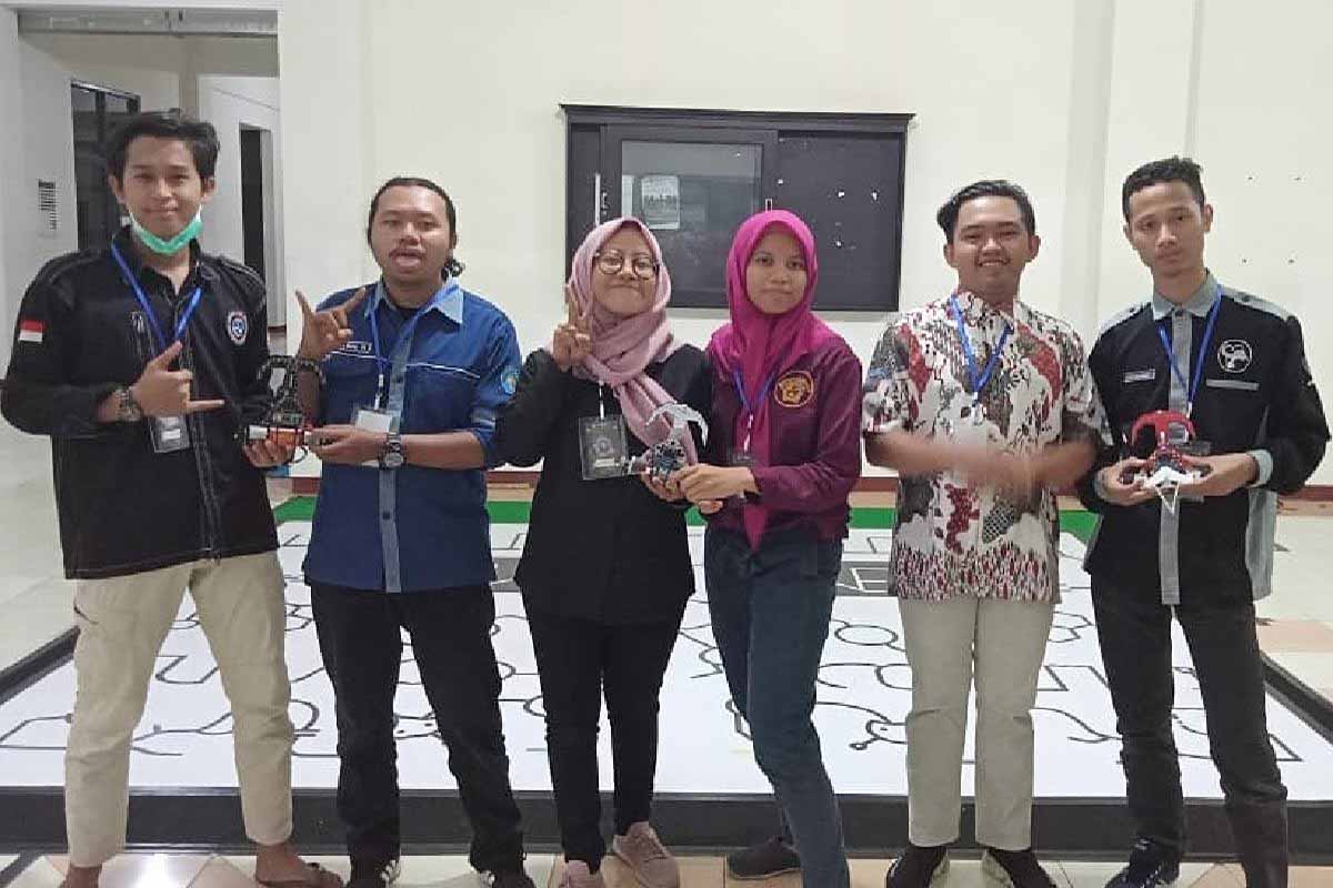 Tim ITN yang mengusung E-Dash, E-Srikandi, dan E-Flash dalam JLT X 2020 - E-Flash ITN Raih Best Design Jember Line Tracer 2020