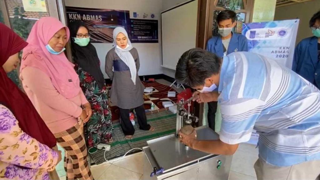 PENGUPAS KELAPA - Tim memberi pelatihan Mesin Tekonologi Tepat Guna (TTG) Pengupas Kulit Ari Kelapa yang dipasarkan secara online saat pelatihan di Dusun Panderejo, Desa Legok Kecamatan Gempol, Kabupaten Pasuruan, Senin (23/11/2020)