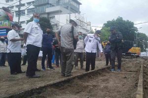 Wali Kota Malang beserta jajarannya, sejarawan dan TACB, meninjau temuan rel trem - Kayutangan Heritage Berlanjut, Rel Trem Ditandai Andesit Beda Warna