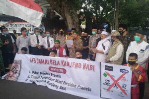 Massa aksi membacakan tuntutan bersama - Massa Aliansi Malang Kondusif Kecam Macron dengan Makan Macaroni
