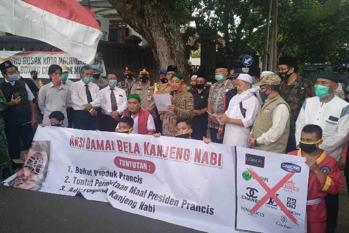 Massa aksi membacakan tuntutan bersama - Massa Aliansi Malang Kondusif Kecam Macron dengan Makan Macaroni