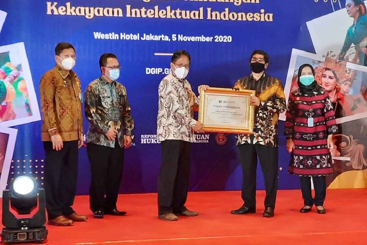 UB menerima penghargaan Pengajuan Paten Tertinggi kategori Universitas - UB Raih Pengajuan Paten Tertinggi Universitas Selama Pandemi