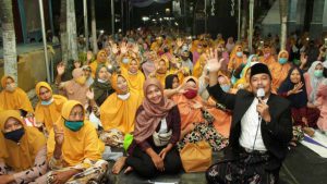 Usai ceramah, Qosim saat berfoto bersama jamaah - Qosim Sampaikan Ceramah Teladan Nabi di Kedamean