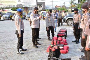 CEK KESIAPAN - Wakapolresta Sidoarjo AKBP Deny Agung Andriana mengecek kesiapan personel dan perlengkapan siaga bencana yang dimiliki Polresta Sidoarjo dan Polsek jajaran, di Polresta Sidoarjo, Senin (16/11/2020) sore - Polresta Sidoarjo Siap Siaga Hadapi Bencana Musim Hujan