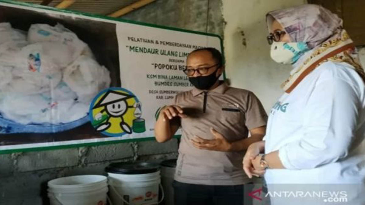INSPIRATIF : Wakil Bupati Lumajang, Indah Amperawati meninjau tempat pengolahan daur ulang sampah popok yang berada di Dusun Krajan Desa Sumberwuluh, Kecamatan Candipuro Kabupaten Lumajang, Senin (16/11/2020) - Ubah Popok Menjadi Pupuk