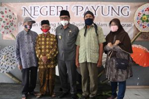 Wakil Walikota Malang Ir H Sofyan Edi Jarwoko saat membuka pameran payung dan didampingi maestro seni payung Kota Malang, mBah Rasimun - Wawali Sofyan Edi Apresiasi mBah Rasimun