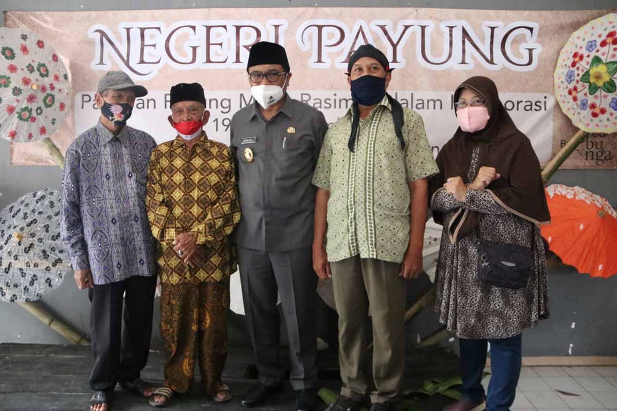 Wakil Walikota Malang Ir H Sofyan Edi Jarwoko saat membuka pameran payung dan didampingi maestro seni payung Kota Malang, mBah Rasimun Wakil Walikota Malang Ir H Sofyan Edi Jarwoko saat membuka pameran payung dan didampingi maestro seni payung Kota Malang, mBah Rasimun - Wawali Sofyan Edi Apresiasi mBah Rasimun
