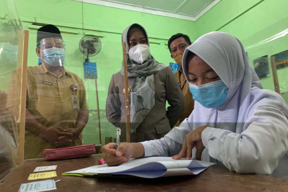 Wali Kota Mojokerto, Ika Puspitasari melakukan inspeksi mendadak (Sidak) di sejumlah sekolah, Senin (30/11/2020) - Walikota Sidak Uji Coba Sekolah Tatap Muka