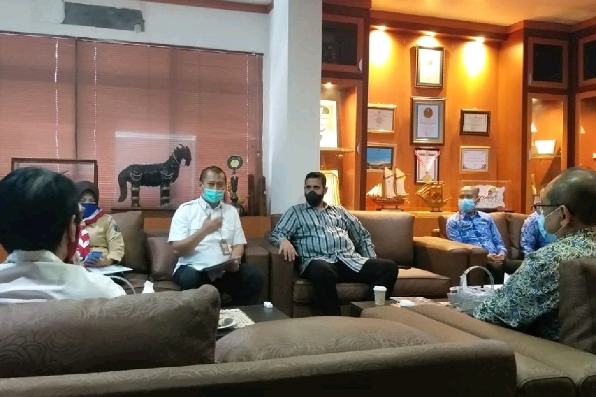 Walikota Probolinggo dan Kepala Bappeda Litbang menyambut tim IUWASH PLUS - USAID IUWASH PLUS Beberkan Sanitasi dan Kebersihan Air Kota Probolinggo