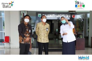 PRESENTASI : Walikota Batu Dewanti Rumpoko saat menerima Budi Noviantoro Direktur Utama PT INKA saat mempromosikan produknya di Ruang Rapat Utama Balaikota Among Tani, Rabu (11/11/2020) - Cable Car di KWB Segera Terwujud - Menengok Pertemuan Walikota Batu dengan Dirut PT INKA