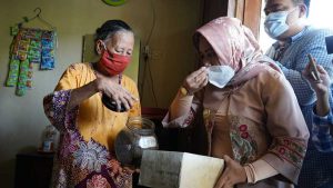 Walikota saat sidak dirumah salah satu warga yang memproduksi rokok tanpa pita cukai - Wali Kota Blusukan Sidak Rokok Tanpa Pita Cukai - Mojokerto