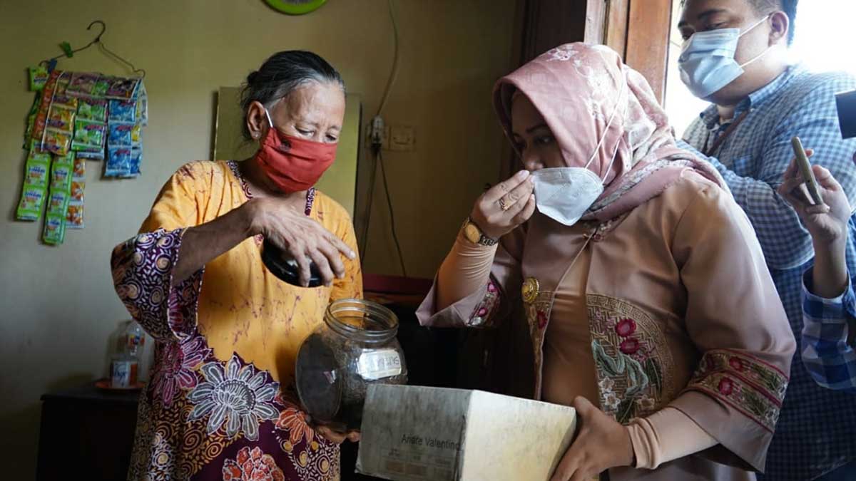 Walikota saat sidak dirumah salah satu warga yang memproduksi rokok tanpa pita cukai - Wali Kota Blusukan Sidak Rokok Tanpa Pita Cukai - Mojokerto