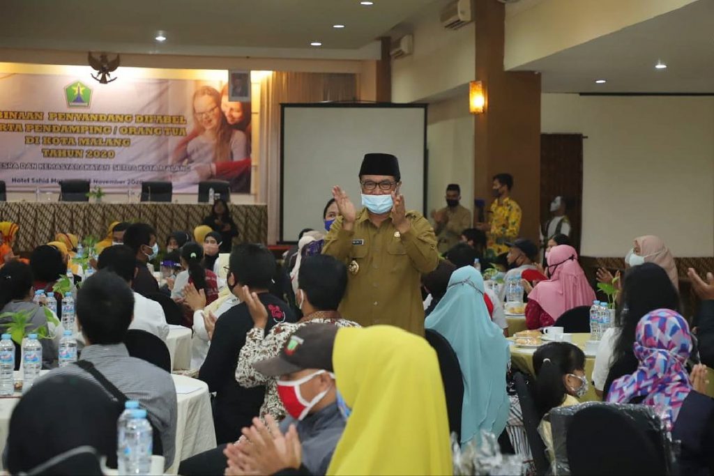 Wawalie menyapa penyandang difabel dan orang tua