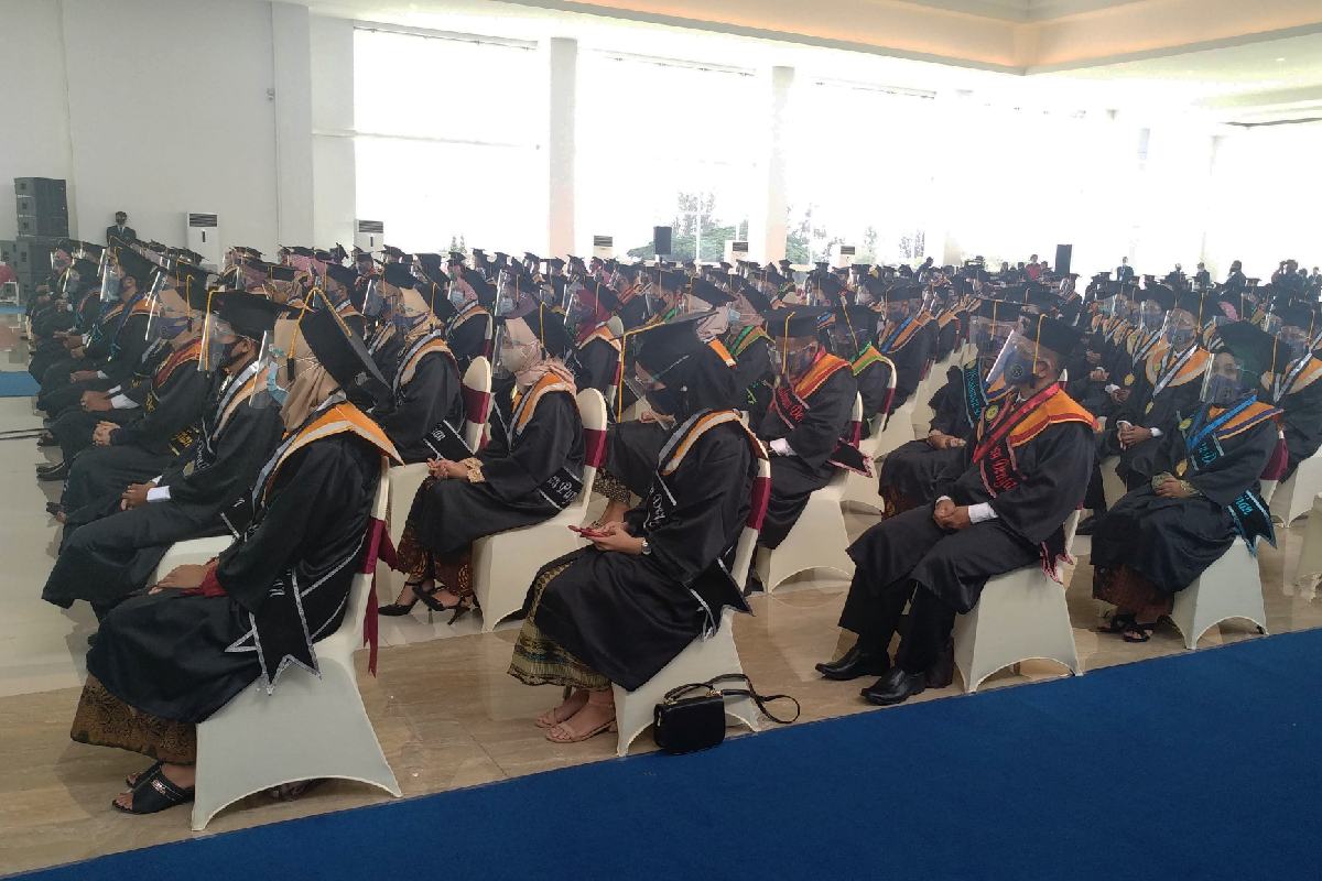 Wisudawan-wisudawati Universitas Widyagama mengikuti prosesi wisuda luring - Universitas Widyagama Lepas 285 Lulusan dalam Wisuda Luring
