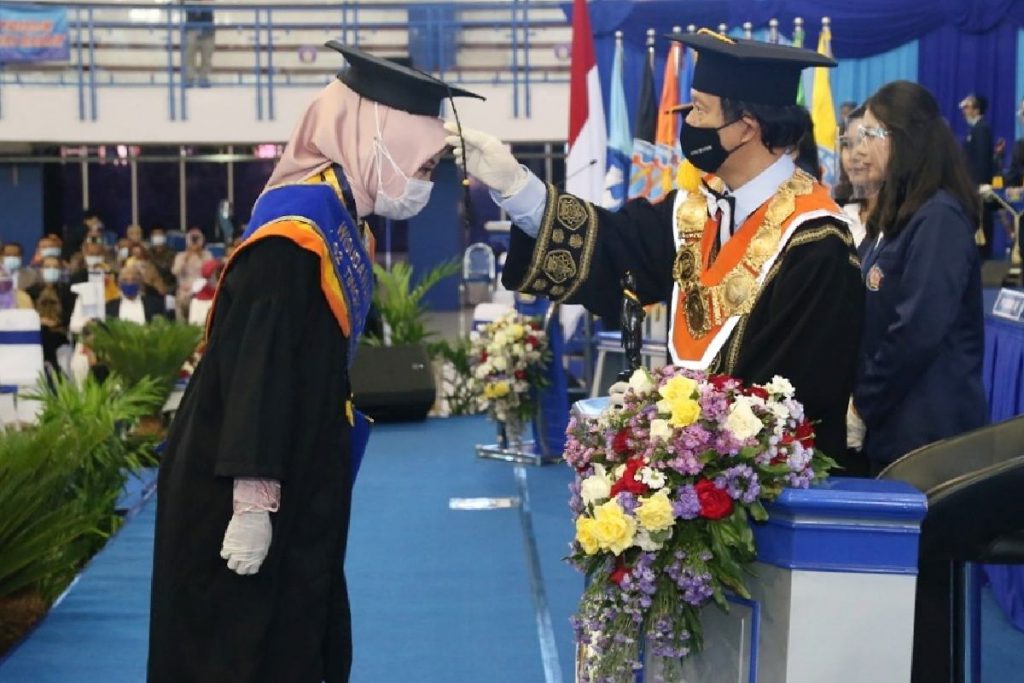 Direktur mewisuda mahasiswa S2 terbaik