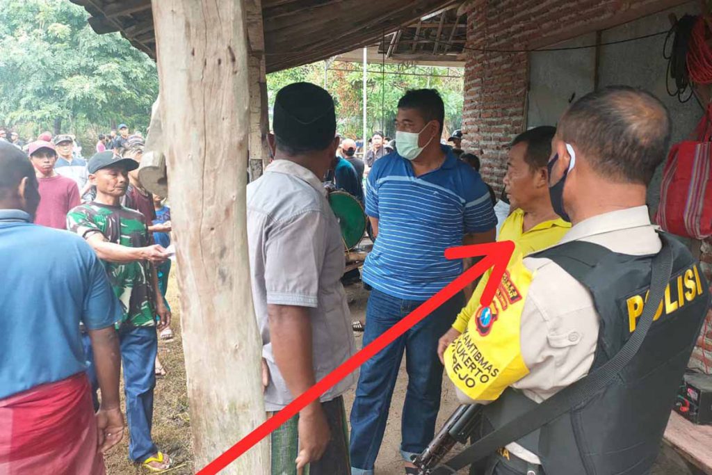 Abdul Latif Penyelenggara acara bersama petugas - Gelar Ojung Ditengah Pandemi Dibubarkan Paksa