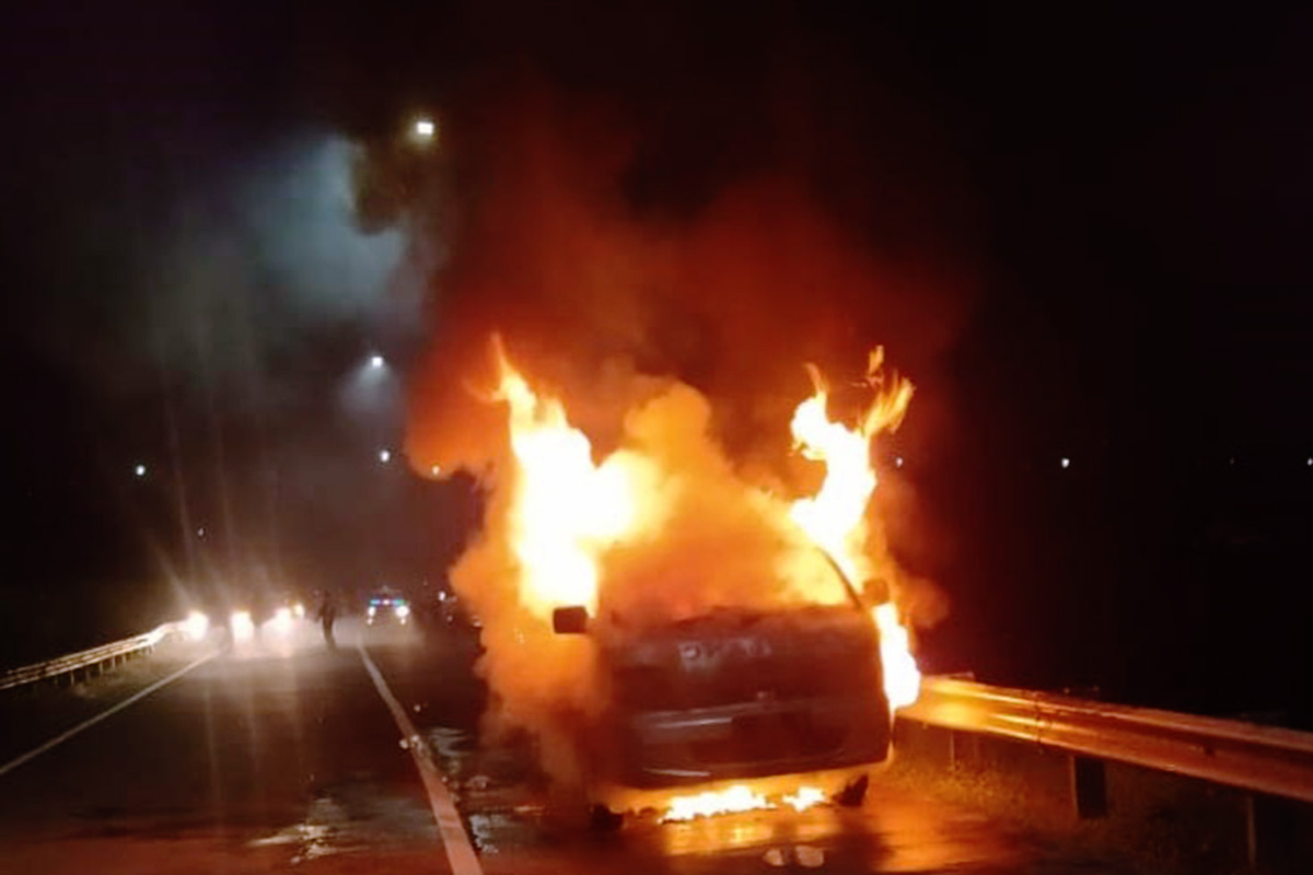 Ambulan Milik Masjid Taqhobar Surabaya yang terbakar di ruas Tol Gempan - Antar Jenasah Ke Blitar Ambulans Terbakar di Tol Gempol - Pandaan