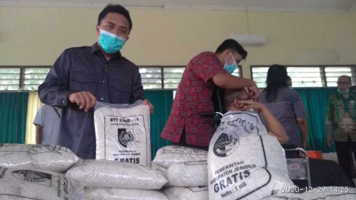 Anggota DPRD Kabupaten Jember sidak gudang bantuan sembako warga terdampak Covid-19. (memo x/vin) - Ribuan Kilogram Gula dan Beras Bantuan Terdampak Covid-19 Rusak