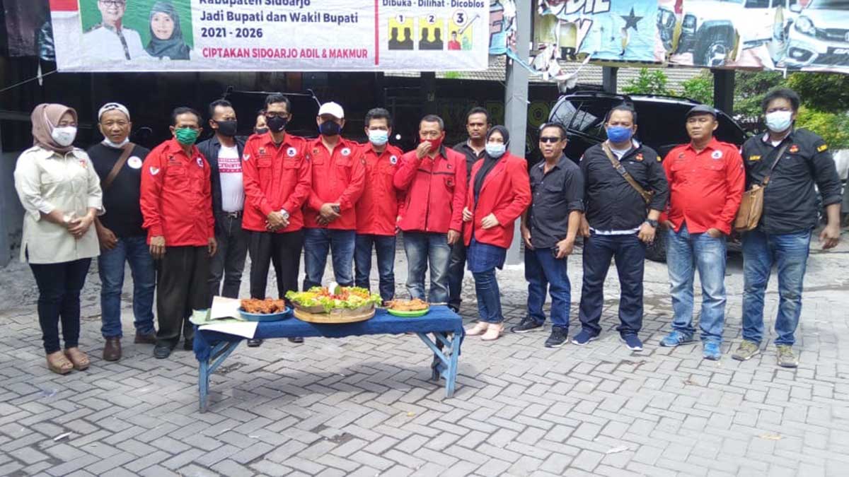 ALL OUT: Anggota Ormas BMI (Banteng Muda Indonesia) Cabang Sidoarjo siap mengamankan pasangan nomor urut tiga Kelana Aprilianto-Dwi Astutik pada Pilkada Sidoarjo, 9 Desember mendatang (sul) - BMI Sidoarjo Siap Amankan Pasangan Kelana-Astutik