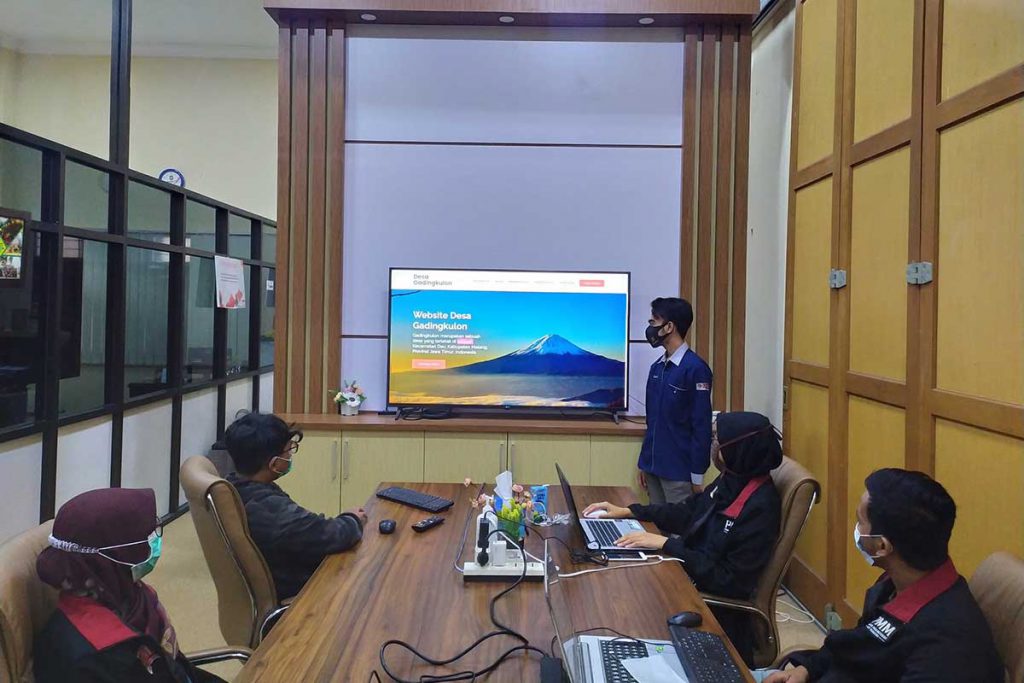 Anggota PMM UMM 23 melakukan evaluasi bersama dan presentasi terkait perangkat yang sudah dikembangkan - Program Kerja dari PMM UMM Kelompok 23 Gelombang 12 Membuat Sistem Web Aplikasi untuk Menunjang Kinerja Perangkat Desa Gadingkulon - Dau