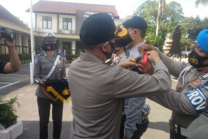 Apel Gelar Pasukan dalam rangka persiapan Operasi Lilin Semeru 2020 digelar di halaman Mapolres Kediri Kota, Senin Pagi (21/12/20) - Polresta Kediri Gelar Pasukan Operasi Lilin Semeru 2020
