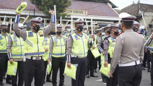 Apel persiapan anggota dan pengecekan kendaraan dinas, di halaman Mapolres Kediri, Selasa (15/12/2020) - Satlantas Polres Kediri Cek Persiapan Operasi Lilin 2020