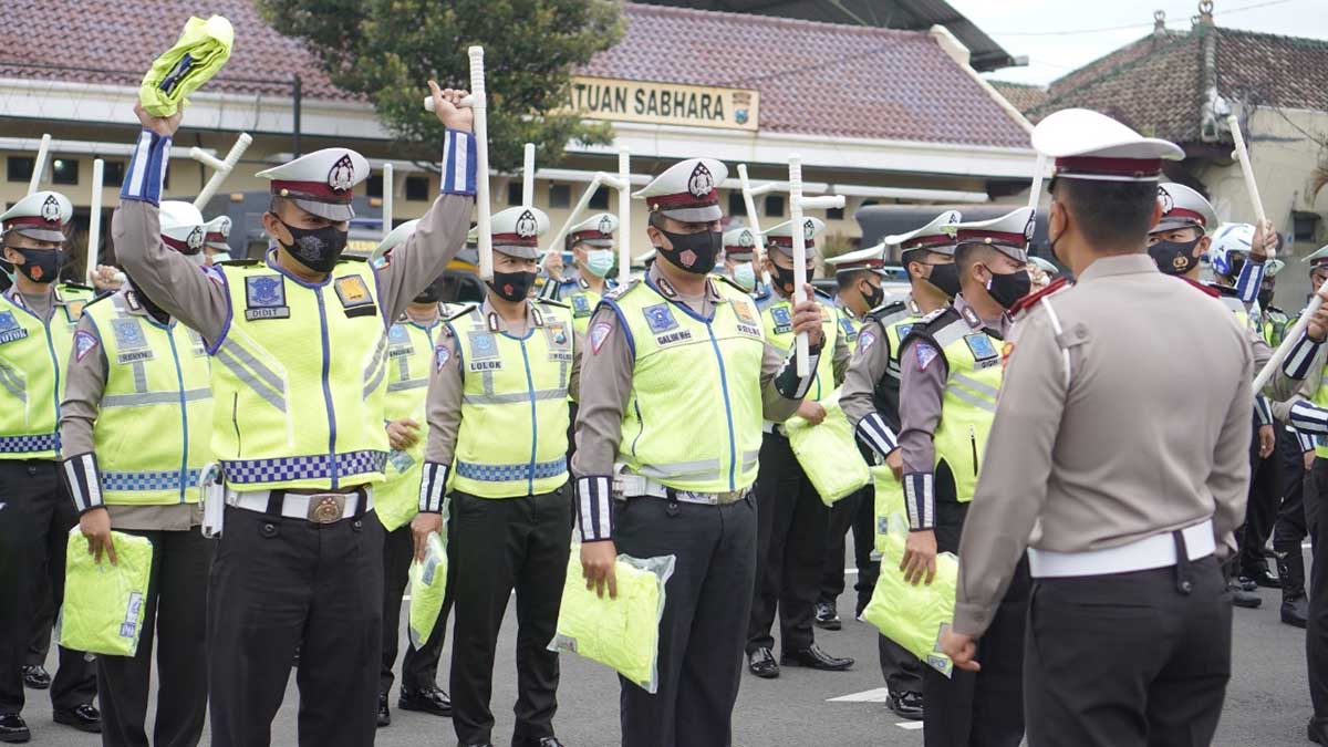 Apel persiapan anggota dan pengecekan kendaraan dinas, di halaman Mapolres Kediri, Selasa (15/12/2020) - Satlantas Polres Kediri Cek Persiapan Operasi Lilin 2020