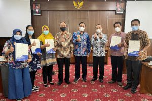Kepala KPwBI Malang Azka Subhan Aminurridho menyerahkan sertifikat halal kepada 5 UMKM. (ist) - BI Malang Fasilitasi UMKM Bersertifikasi Halal BPJPH