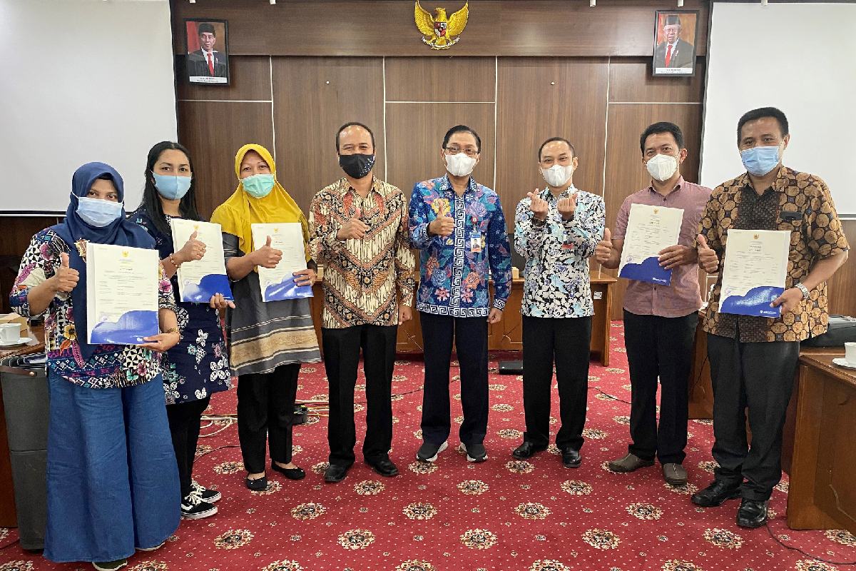 Kepala KPwBI Malang Azka Subhan Aminurridho menyerahkan sertifikat halal kepada 5 UMKM. (ist) - BI Malang Fasilitasi UMKM Bersertifikasi Halal BPJPH
