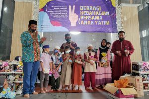 Pembagian paket santuan kepada anak yatim binaan Masjid Al Falah Gadang. (rhm) - Masjid Al Falah Gadang Bagikan Santunan Yatim Ceria ke-17