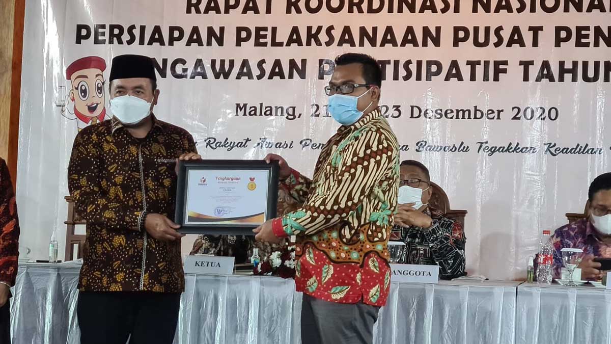 PENGHARGAAN: Bawaslu Gresik saat menerima penghargaan terbaik pertama dari Bawaslu RI - Bawaslu Gresik Terbaik Pertama - Penggunaan Siwaslu Pilkada Serentak 2020