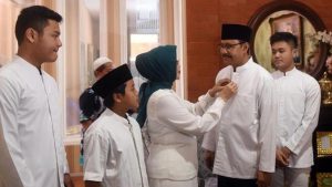 HARMONIS : Berbekal penghitungan data yang dihimpun tim pemenangan, Gus Ipul mengklaim mengungguli lawannya pada Pilkada Pasuruan 2020. Calon Wali Kota Pasuruan Saifullah Yusuf (kedua kanan) didampingi istri Fatma Saifullah Yusuf (ketiga kiri). (ist) - Berbekal Data Tim, Klaim Kemenangan
