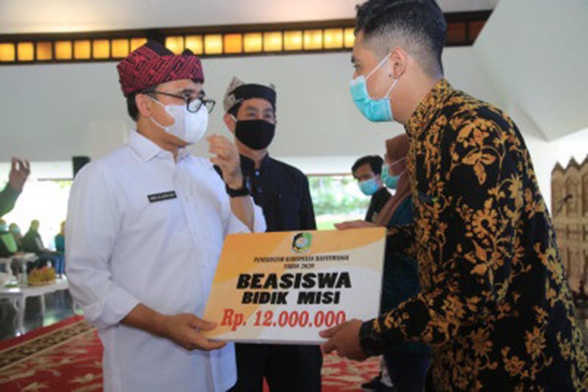 PEDULI : Bupati Banyuwangi Abdullah Azwar Anas saat menyerahkan beasiswa secara simbolis di pendopo kabupaten, Rabu (2/12/2020) (hms) - Mahasiswa Terdampak Korona Dapat Beasiswa