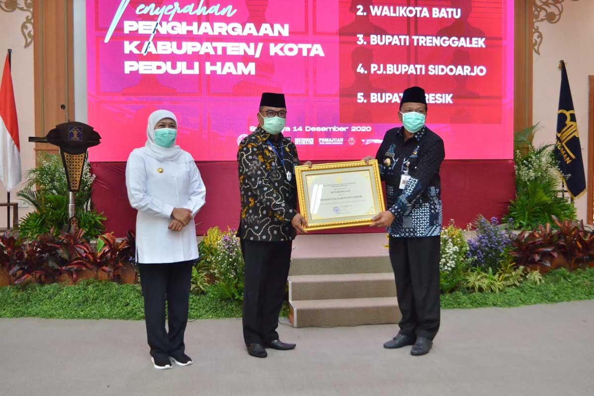 PENGHARGAAN: Bupati Gresik Dr. Sambari Halim Radianto saat menerima penghargaan dari Kepala Kanwil Kemenkum HAM RI di Jawa Timur Krismono bersama Gubernur Jawa Timur Khofifah Indar Parawansa - Kabupaten Gresik Dinobatkan Sebagai Kabupaten Peduli HAM