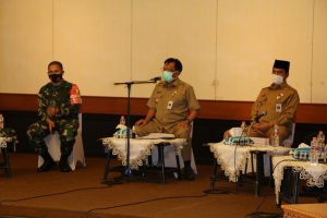 Bupati Gresik Sambari saat memimpin rapat Forkopimda yang berlangsung di Ruang Mandala Bakti Praja Kantor Bupati Gresik, Senin (21/12/2020) - Bupati Gresik Akan Bagikan Masker dan Hand Sanitizer