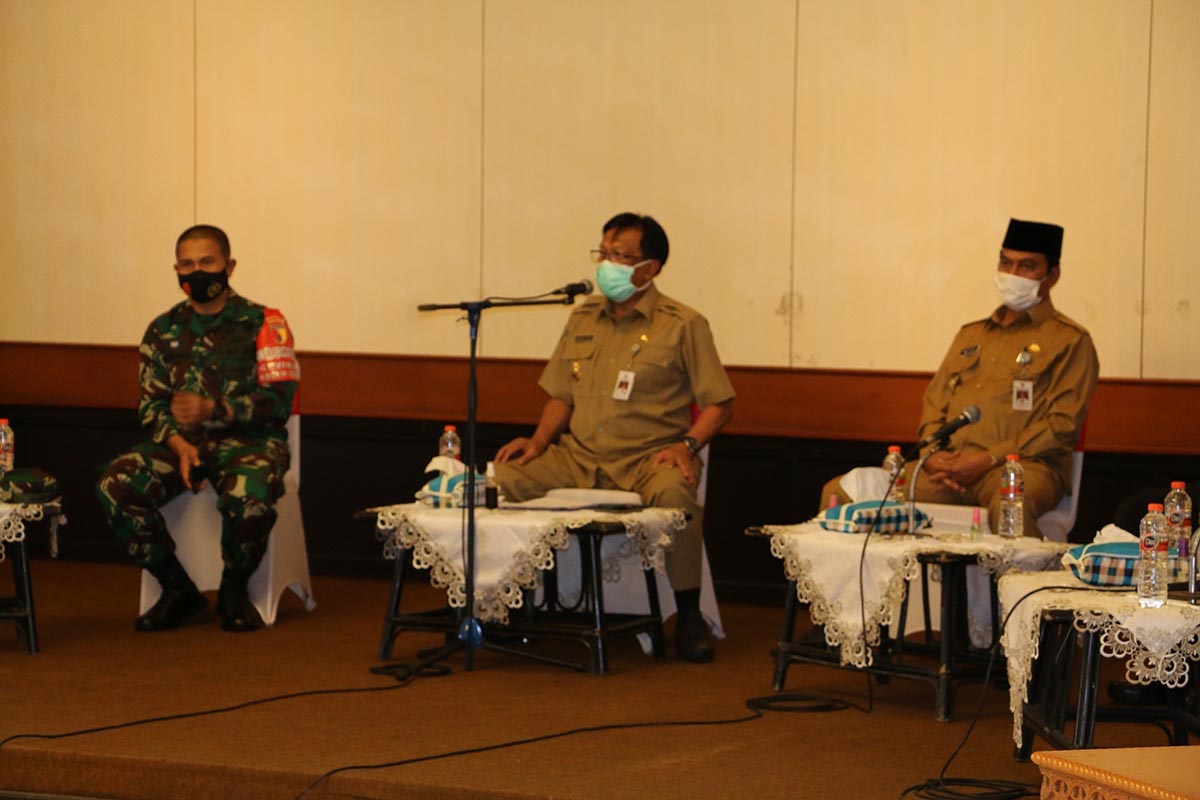 Bupati Gresik Sambari saat memimpin rapat Forkopimda yang berlangsung di Ruang Mandala Bakti Praja Kantor Bupati Gresik, Senin (21/12/2020) - Bupati Gresik Akan Bagikan Masker dan Hand Sanitizer