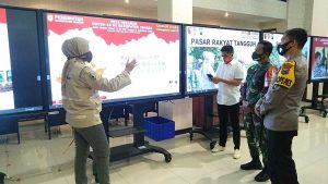 GAS POL : Bupati Jember Faida saat melakukan evaluasi perkembangan Covid-19 di kota tembakau tersebut. (vin) - Faida Evaluasi Perkembangang Covid-19
