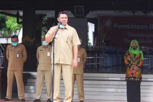 Bupati Pungkasiadi saat pimpin apel rutin di halaman Pemkab Mojokerto - Bupati Minta ASN Tingkatkan Kualitas Kinerja