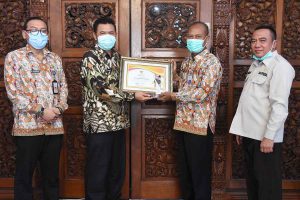 Bupati didampingi Kepala Bapenda secara simbolis menyerahkan trofi kepada salah satu peraih penghargaan wajib pajak daerah PBB P2 buku I, II dan III tahun 2020 - 10 Kecamatan Raih Penghargaan Pajak Award PBB-P2