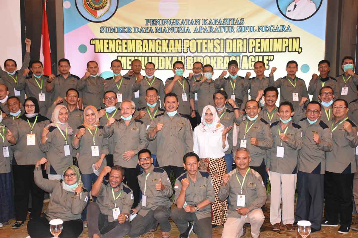 Bupati foto bersama para ASN yang mengikuti pelatihan - Peningkatan SDM ASN untuk Mengembangkan Potensi Diri